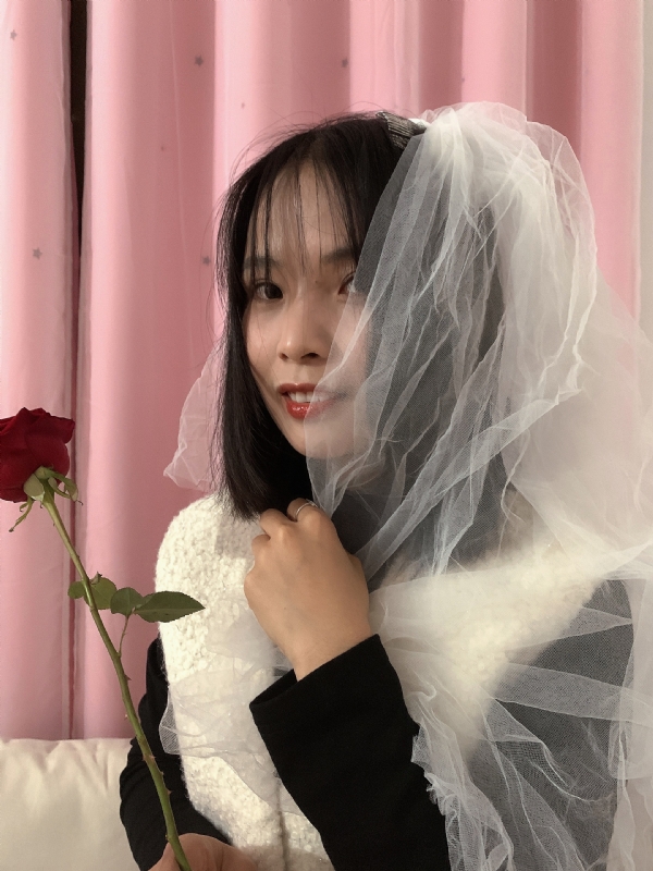 持紫菜包饭的女孩的第一张照片--广西交友中心